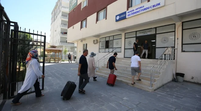 Mardin’de emekliler tarihi ve turistik mekanları geziyor