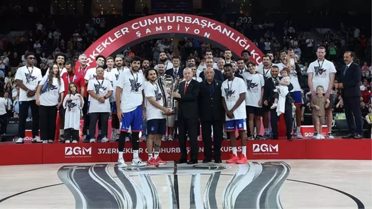 1 sayı farkla şampiyon! 37. Cumhurbaşkanlığı Kupası Anadolu Efes’in