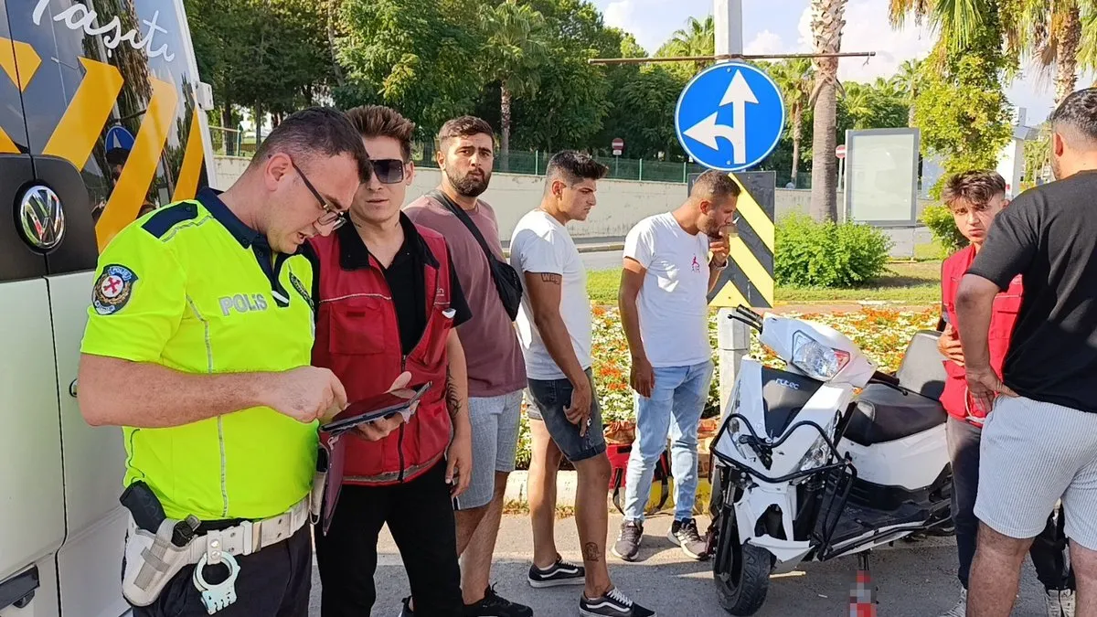 Motokurye okul servisine çarptı: Metrelerce havaya fırladı!