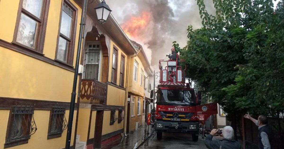 Sakarya’da çıkan yangında biri tarihi 3 ev zarar gördü