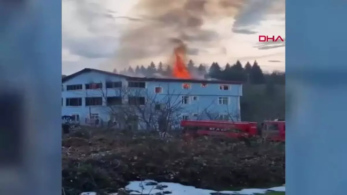 Bartın’da 3 Katlı Binada Yangın Çıktı